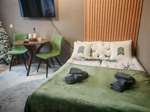 una camera con letto e tavolo con albero di Natale di Mountain studio ASP E63 Borovets Gardens a Borovets