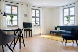 TV a/nebo společenská místnost v ubytování Hip & Minimalist meets Historical Old Town