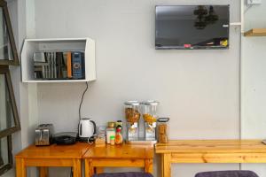 een tafel in een kamer met een aanrecht met een keukenmachine bij 5@Partridge Guesthouse in Newcastle