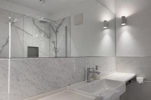 Koupelna v ubytování Hip & Minimalist - Stadt Apartments am Malerweg + 41 fotografií