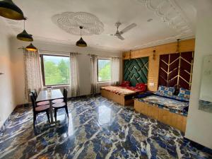 una stanza con due letti, un tavolo e delle sedie di Lake side stays a Srinagar