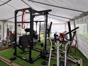 een sportschool in een tent met wat fitnessapparatuur bij Gites San Austinu in Petreto-Bicchisano