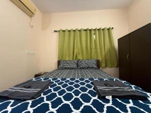 En eller flere senge i et værelse på Shawn's Guest House 5BHK Villa + 8 billeder