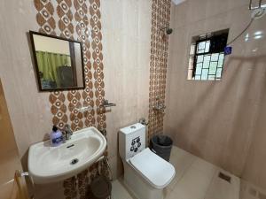 Et badeværelse på Shawn's Guest House 5BHK Villa