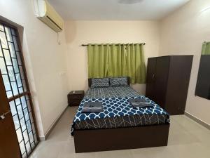 En eller flere senge i et værelse på Shawn's Guest House 5BHK Villa