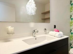 Et badeværelse på Spacious apartment, beach access, parking, wifi