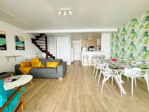 Et opholdsområde på Spacious apartment, beach access, parking, wifi