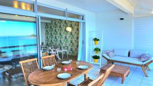 Et opholdsområde på Spacious apartment, beach access, parking, wifi + 41 billeder