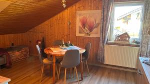 een eetkamer met een tafel en stoelen en een raam bij Ferienwohnung Raith in Regen