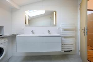 een witte badkamer met een wastafel en een spiegel bij NEW - Maison brique 4p - Côte Pavée coeur Toulouse in Toulouse