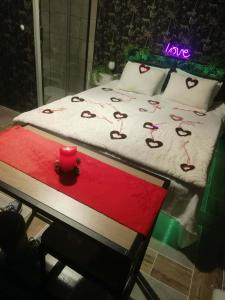 een bed met een rode kaars op een tafel bij Cabalove in Quissac