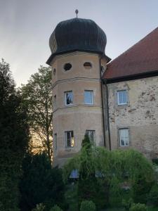 un bâtiment avec un dôme en haut dans l'établissement Schloss1611 B&B, à Erbendorf