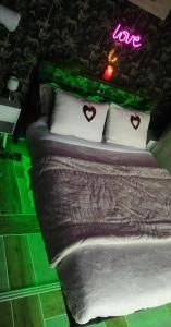 een bed met een bord met liefde erop bij Cabalove in Quissac +2 foto's