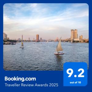 zwei Boote im Wasser mit einer Stadt im Hintergrund in der Unterkunft Luxury Nile View Stays in Maadi in Kairo