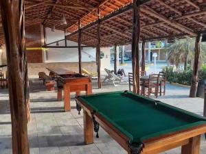 un tavolo da biliardo in un padiglione con tavolo da biliardo di Apto com 2 Suítes em condomínio beira-rio a Barreirinhas