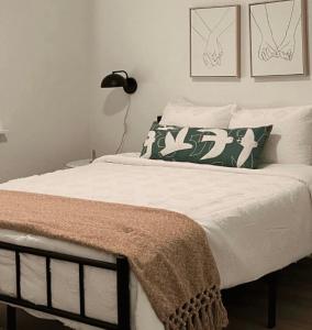 une chambre avec un lit avec des draps blancs et des oreillers dans l'établissement Private luxury stay Abudhabi, à Abu Dhabi