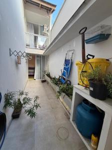 einen leeren Innenhof mit Pflanzen und einem Gebäude in der Unterkunft Refugio Paradisíaco 4 in Piçarras