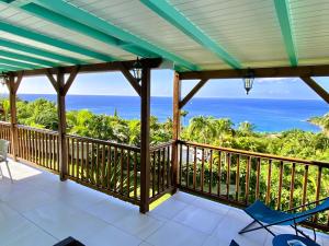 ein Balkon mit Blick auf das Meer in der Unterkunft Espace Harmonie Deshaies - Vue Mer & Piscine Panoramique in Deshaies