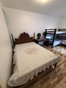 ein Schlafzimmer mit einem Bett in einem Zimmer in der Unterkunft Refugio Paradisíaco 4 in Piçarras