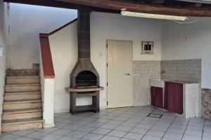 eine Küche mit einem Ofen in der Mitte eines Raumes in der Unterkunft Villa Rosaria Triscina di Selinunte in Triscina