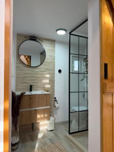 un bagno con lavandino e specchio di EscapeTinyCabin by IezerVenture a Lereşti