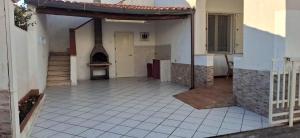 ein Haus mit einem Innenhof mit einer Feuerstelle darin in der Unterkunft Villa Rosaria Triscina di Selinunte in Triscina