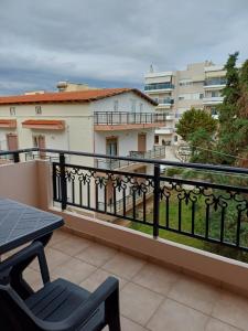 een balkon met een tafel en uitzicht op een gebouw bij SeaSide FirView Studio in Néa Khilí