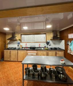 Kuchyň nebo kuchyňský kout v ubytování Hostal y Residencial El Mundial + 49 fotografií