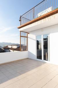 een balkon van een wit huis met een leuning bij D&E Cozy Stay in Sauk