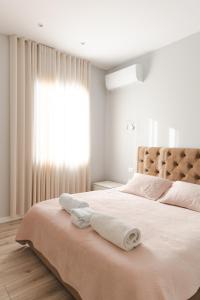 een slaapkamer met een groot bed met een groot raam bij D&E Cozy Stay in Sauk