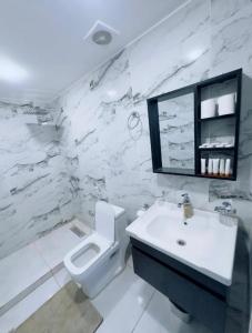 Et badeværelse på Rum STAR LUXURY Camp &JEEP Tours