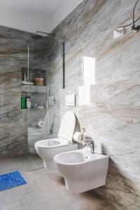 een badkamer met toilet en wastafel bij D&E Cozy Stay in Sauk +37 foto's