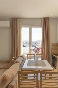 een woonkamer met een bank en een tafel met stoelen bij D&E Cozy Stay in Sauk