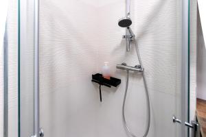 een badkamer met een douche met een douchegordijn bij Sleep & Cozy Disneyland in Coupvray +23 foto's