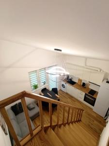 una camera con scala e soggiorno di Apartament Chyża a Zamość