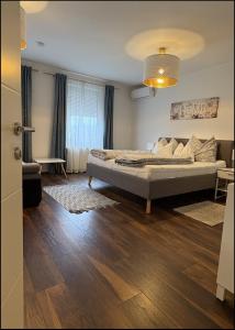 een slaapkamer met een bed in het midden van een kamer bij Sankt Veit Apartment in Sankt Veit an der Glan