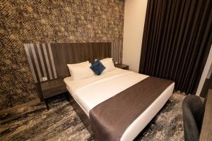 een slaapkamer met een groot bed in een kamer bij Wan Hotel in Duhok