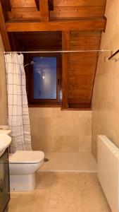 Et badeværelse på Montlude Apartament