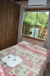 a bedroom with a bed and a window at Casa de huéspedes Aruska in São Gabriel