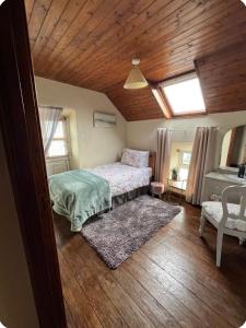 En eller flere senge i et værelse på The Burren Coach House