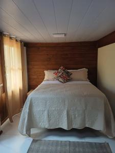 Giường trong phòng chung tại Casa na Praia - Voce e seu Pet em Floripa! +21 ảnh