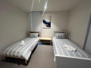 2 letti in una piccola camera con 2 letti e vista sul giardino. di Boxhill home a Box Hill