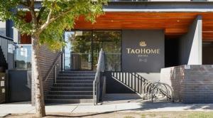 una porta per un edificio con scale di fronte di Boxhill home a Box Hill