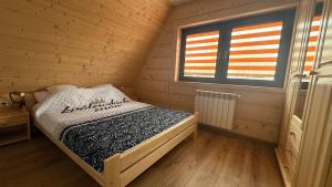 En eller flere senge i et værelse på Apartament Chowańcówka z widokiem na góry typu studio obok stoków narciarskich i blisko basenów termalnych