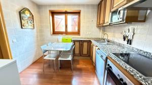 Køkken eller tekøkken på Montlude Apartament + 6 billeder