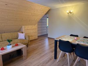 Et opholdsområde på Apartament Chowańcówka z widokiem na góry typu studio obok stoków narciarskich i blisko basenów termalnych