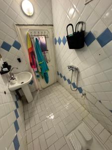 Et badeværelse på Petit Apparemment pas chère à 3km du grand stade de rabat