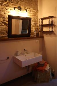 une salle de bains avec un lavabo blanc et un miroir dans l'établissement Cascina Zan, à Paroldo 11 autres photos