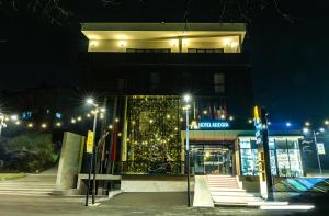 Un edificio con le luci di Natale sopra la notte di Hotel Allegra a Pristina