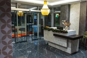 una hall con una reception in un edificio di Hotel Allegra a Pristina